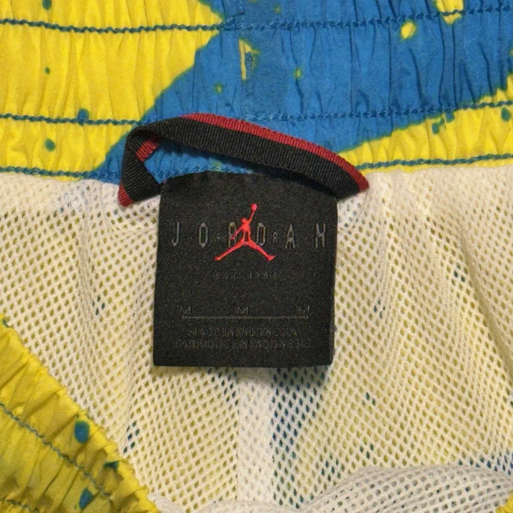 Nike Air Jordan Swim Trunks Size Medium Poolside Shorts Blue Yellow Lined